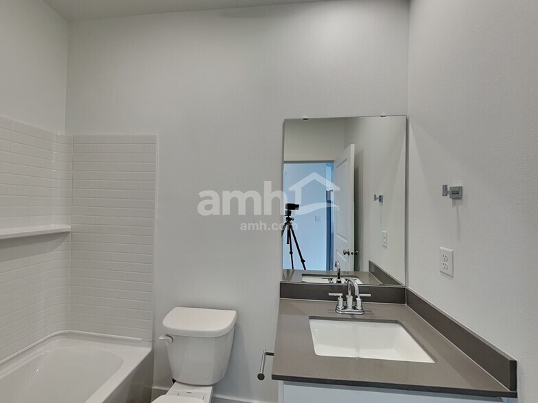 Building Photo - 4751 85th Dr NE