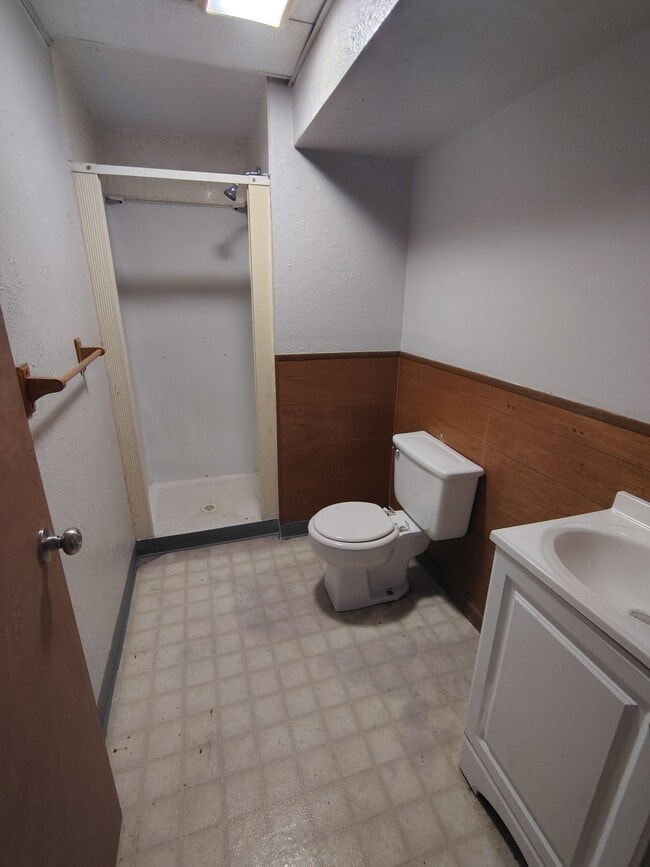 Building Photo - 2407 Custer Ave