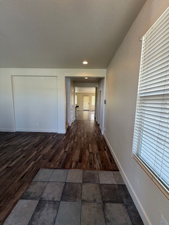 Building Photo - Spacious 4 Bedroom, 2.5 Bath in North Valleys
