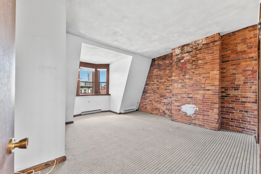 main bedroom - 660 Tremont St