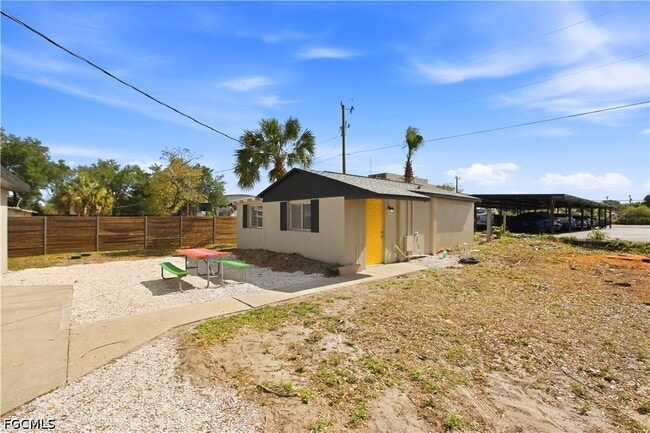 Building Photo - 1640 Daniels Dr