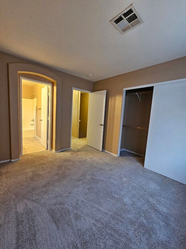 Building Photo - Spacious 4BD/3BA Home with Mountain Views in Las Vegas!