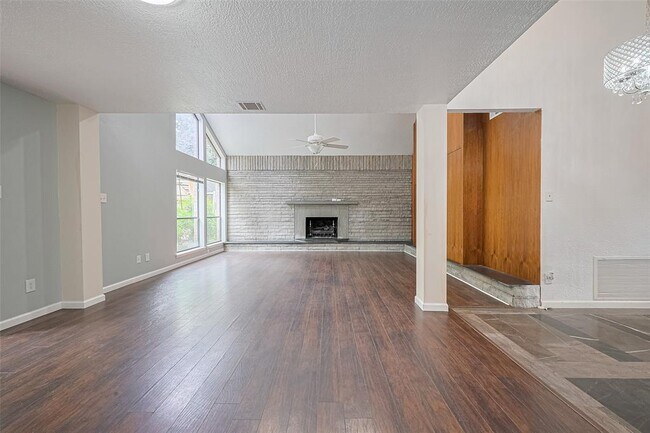 Building Photo - 2107 Shadowbriar Dr