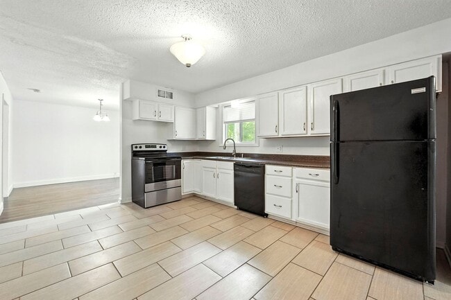 Building Photo - NEW LISTING! 3 BED/2 BATH HOUSE!