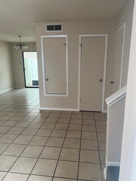 Building Photo - 909B Castle Heights Dr