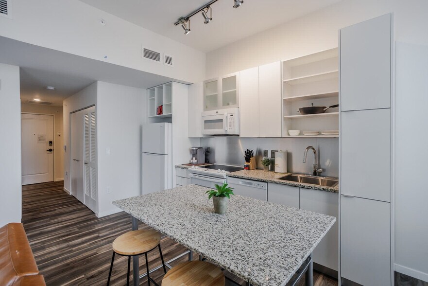 Building Photo - 9-JAN-JAN E 4th St