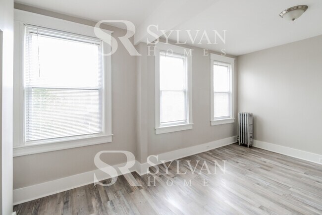 Building Photo - Charming 3BR Townhome