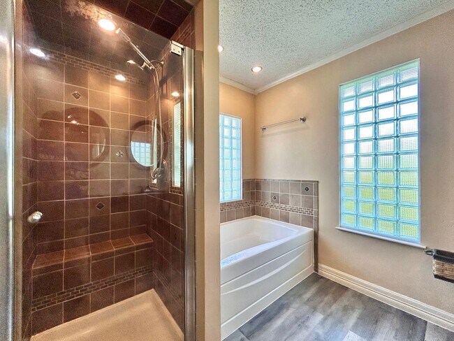 Building Photo - Beautiful and Spacious 3 BR / 2.5 BA Home ...
