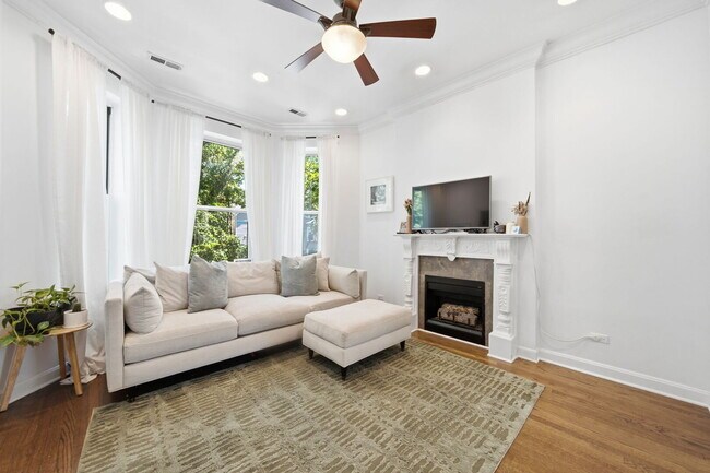 Building Photo - 3742 N Janssen Ave
