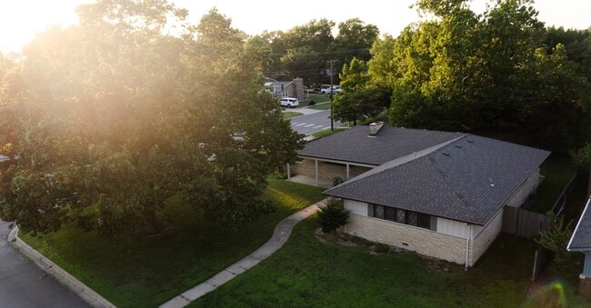 Building Photo - Mid-Century 3 Bedroom in Pine Valley Estates
