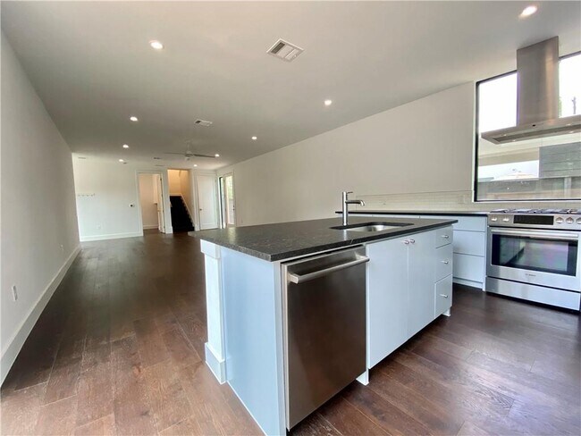 Building Photo - 1905 Riverview St