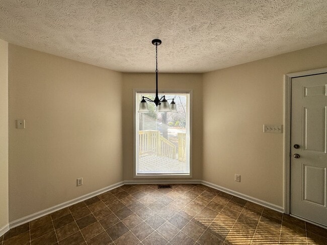 Building Photo - 3 Bed 2 Bath Home with Fenced Backyard