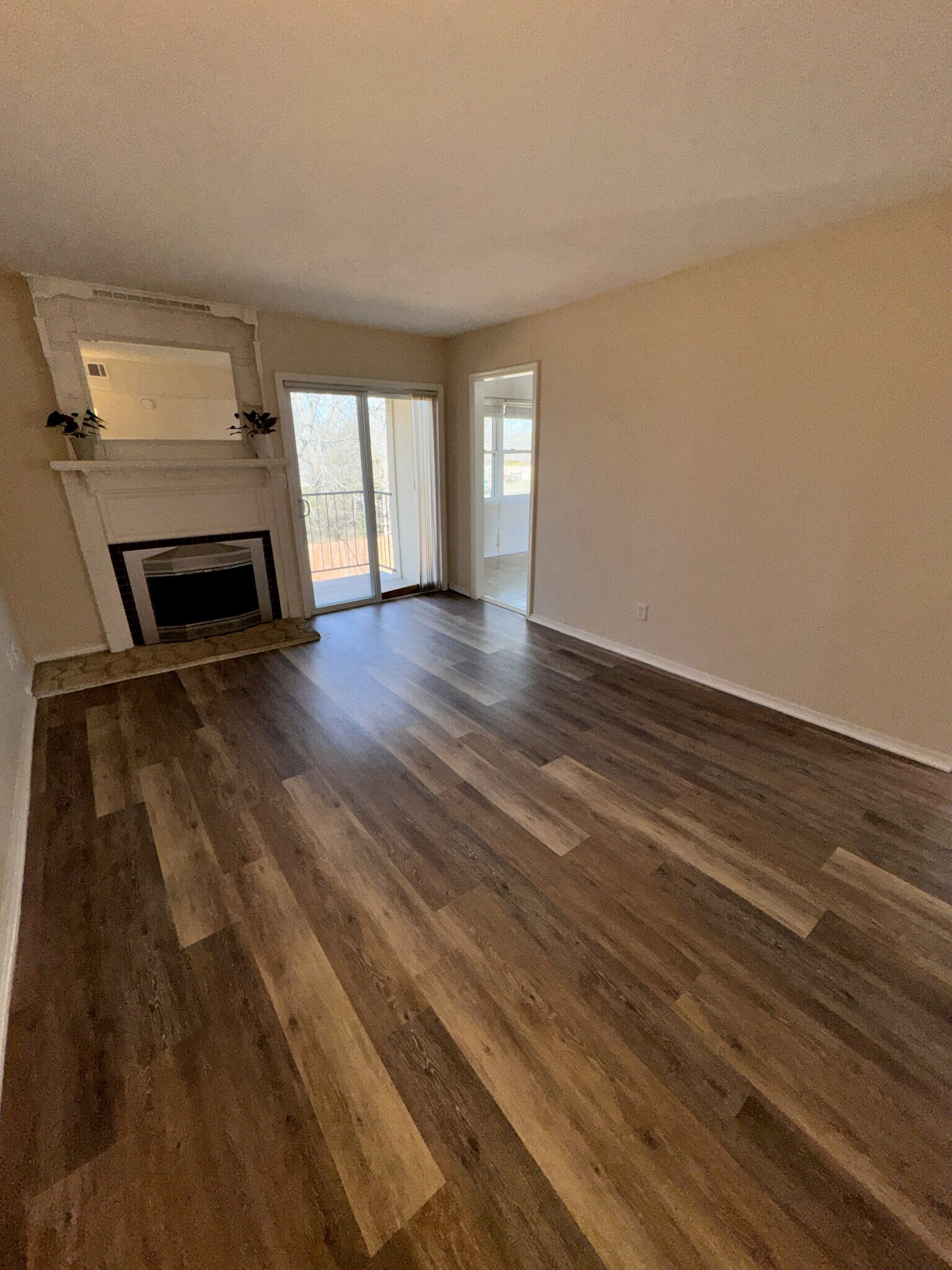 Living Room - 1713 E Lindsey St