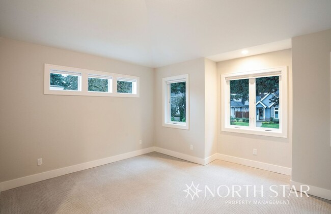 Building Photo - Newer Duplex in the Heart of Lake Oswego.