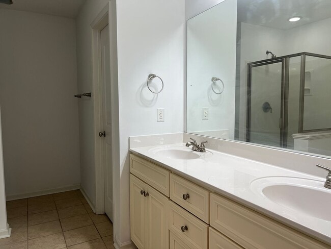 Building Photo - Gorgeous 3/2.5 End Unit Condo in Simpsonvi...