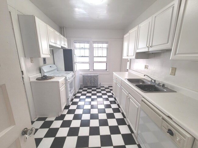 Building Photo - 2541 N Lake Dr