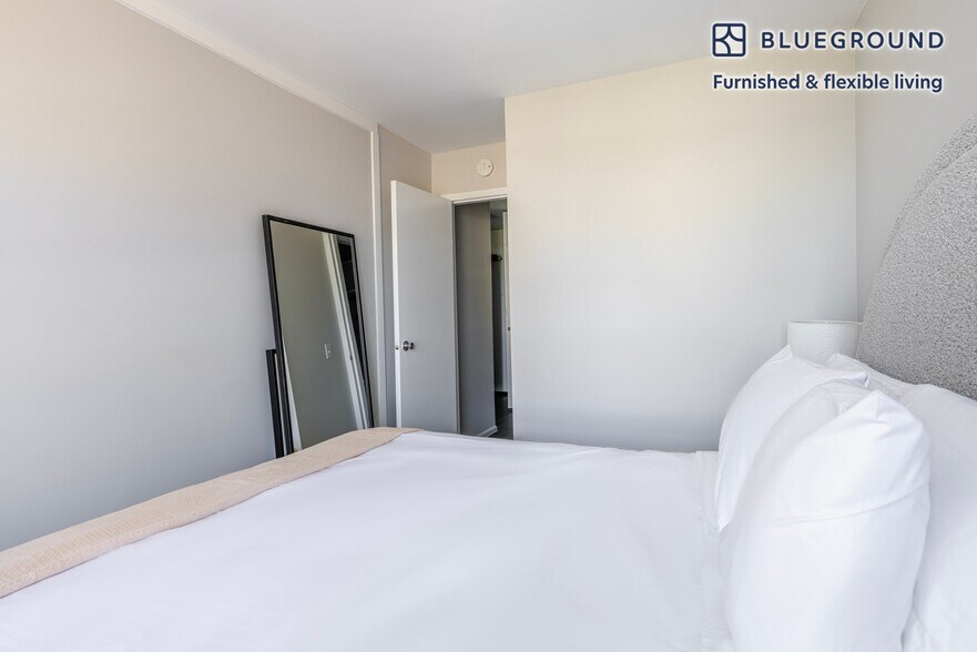 Building Photo - 3450 N Lake Shore Dr