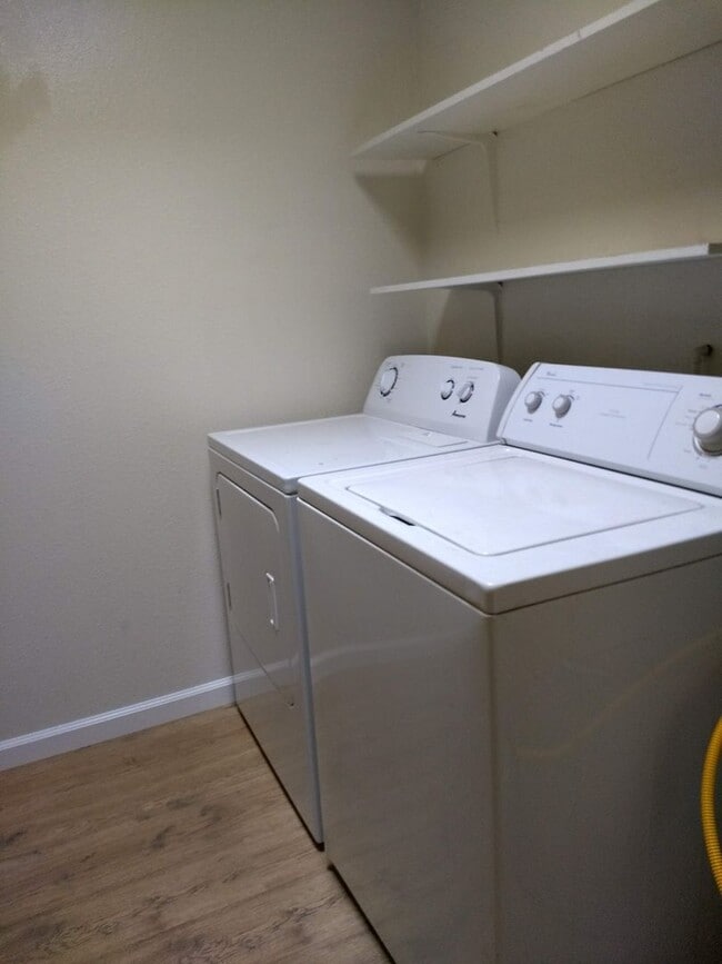 Building Photo - Updated 3 Bedroom Duplex in North Davis