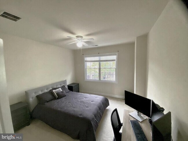 Building Photo - 4204 Lexington Ct