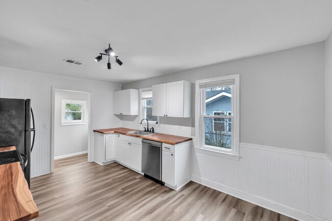 Building Photo - Stylish 2-Bedroom, 1-Bath Home with Contemporary Finishes ($1200/mo rent***)