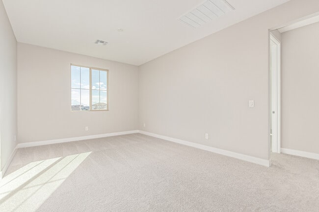 Building Photo - 713 W Longwood Dr