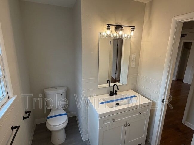 Building Photo - 2204 S Monroe St