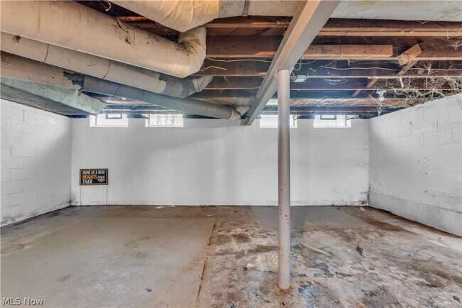 Building Photo - 15902 Maplewood Ave