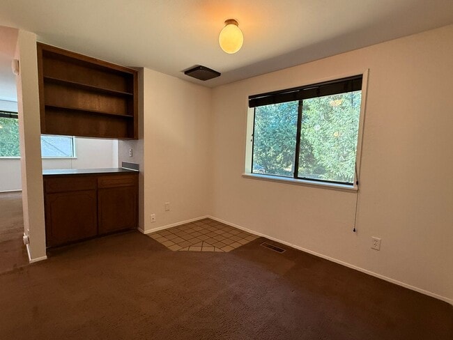 Building Photo - 2Bd/1.75Ba Issaquah Home
