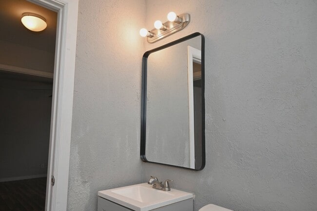 Building Photo - 600 E 1st St