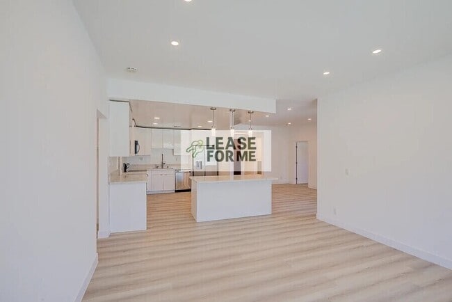 Building Photo - 449 Le Doux Rd