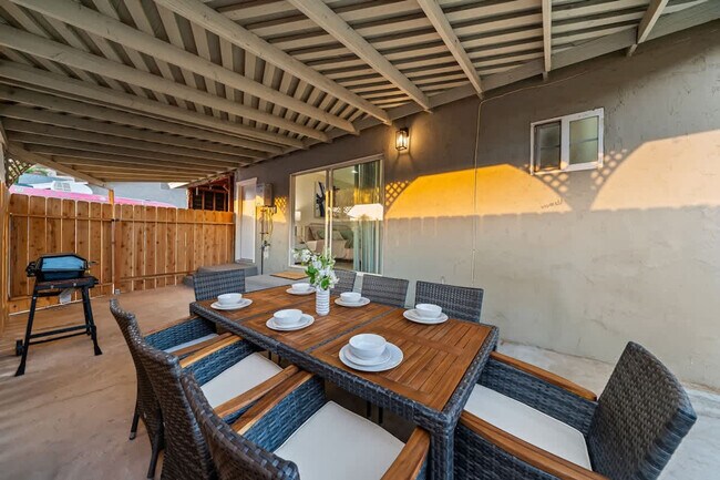 Building Photo - 606 S Sunshine Ave