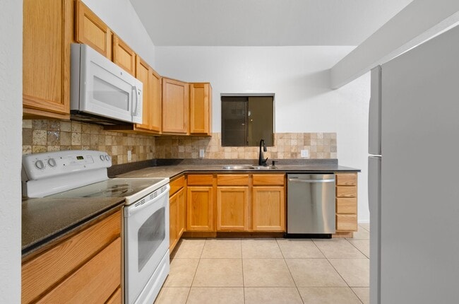 Building Photo - Incredible home with lovely patio perfect for you! Check it out today!