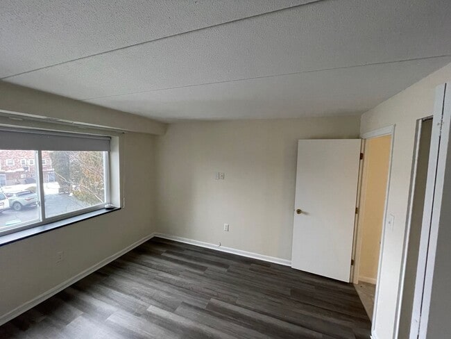 Building Photo - Suburban 2-bed with private balcony