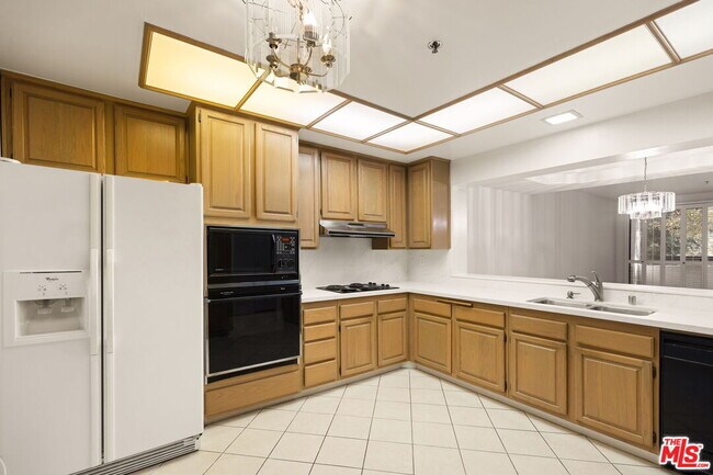 Building Photo - 2122 Century Park Ln