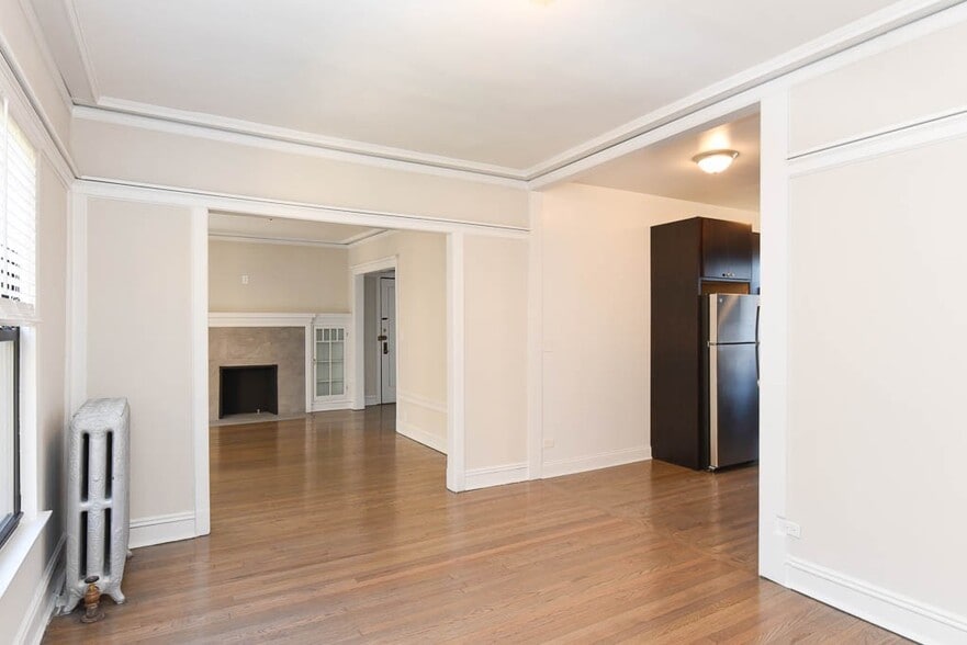 Building Photo - 2418 N Sawyer Ave