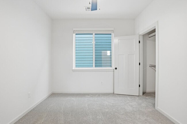 Building Photo - 3 Bed | 2 Bath Luxury Duplex