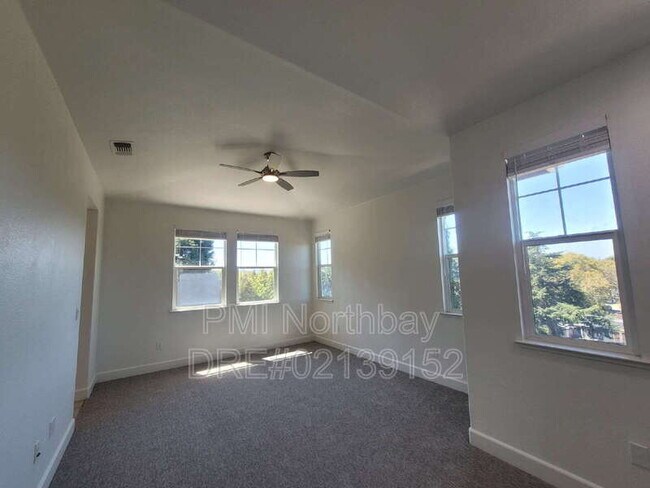 Building Photo - 481 Lexington Dr
