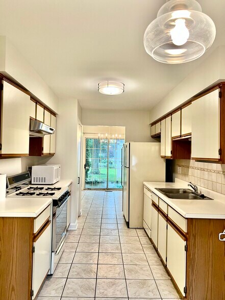Building Photo - 1232 S Parkside Dr