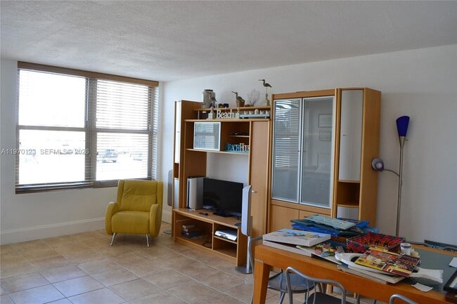 Building Photo - 2899 Collins Ave