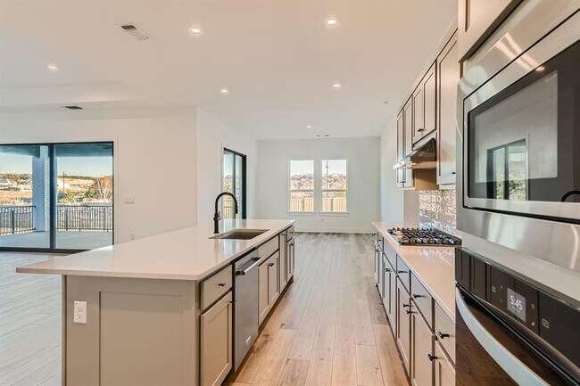 Building Photo - 300 Alava Wy