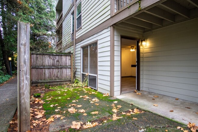 Primary Photo - Nicely Renovated One Bedroom Near OHSU Available Now!