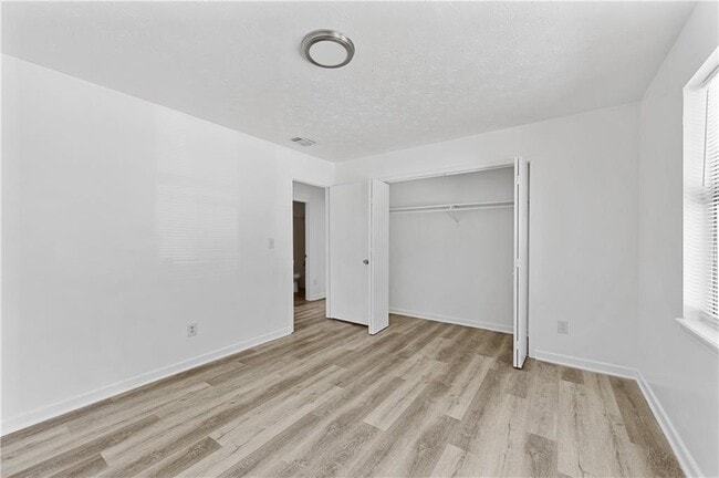 Building Photo - 210 Tanglewood Ln