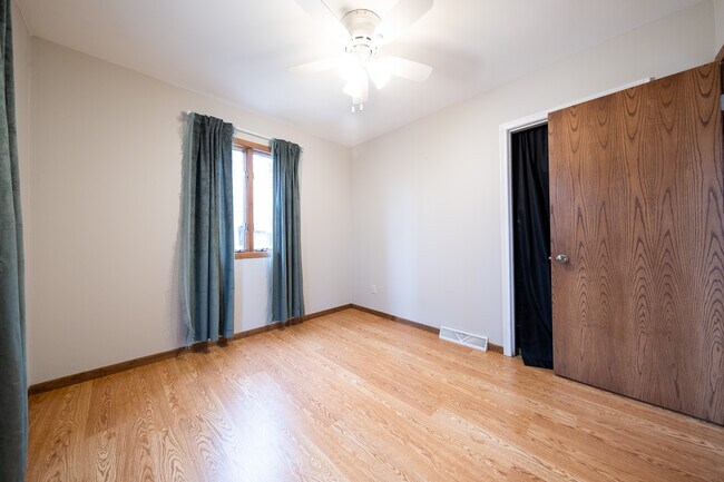 Building Photo - 1410 Juneau Ln N