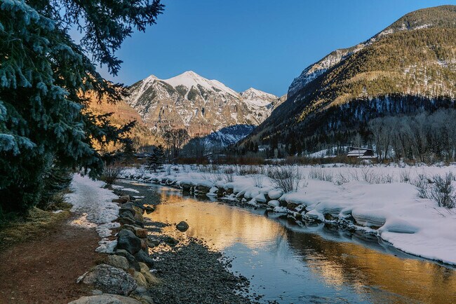 Building Photo - 450 S Pine St