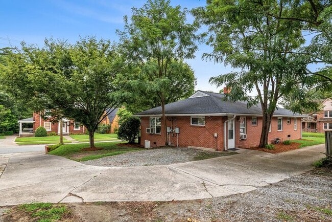 Building Photo - Adorable Duplex in the UNCG Area, Hardwood...