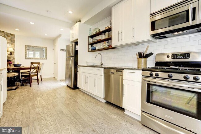 Building Photo - 430 Poplar St