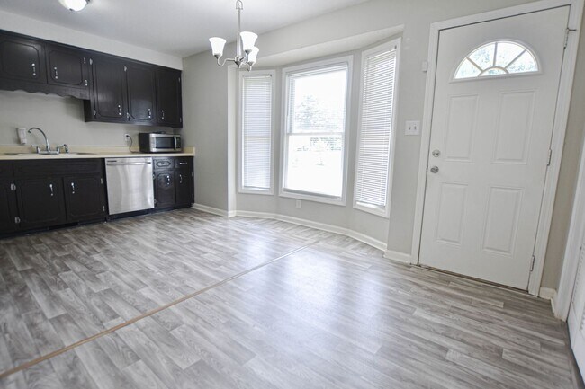 Building Photo - Updated Three Bedroom!