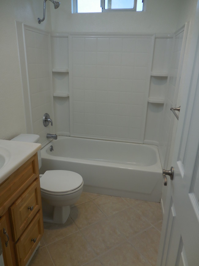 Full bath Main Bathroom - 503 E Franklin Ave