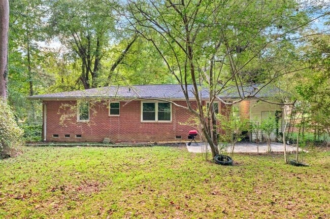 Building Photo - 2150 Meadowlane Dr SW