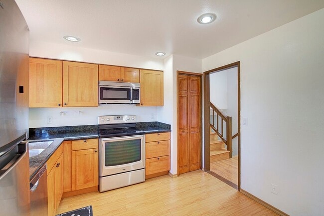 Building Photo - 4Bd/2.25Ba Redmond House